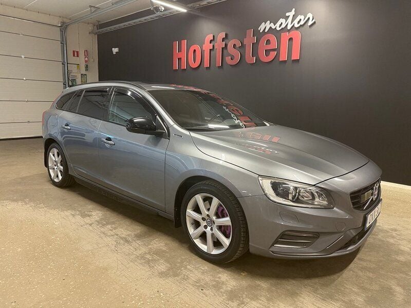 Grå Begagnad 2015 Volvo V60 R-Design Kombi | 139 900 kr (Marknadspris) - Bild 1/4