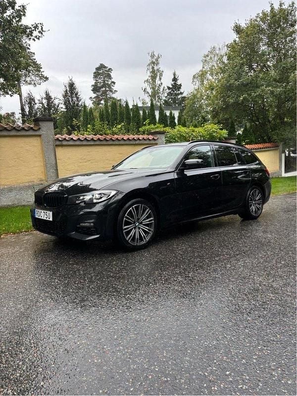 Svart Begagnad 2021 BMW 330e M Sport Kombi | 325 000 kr (Superpris) - Bild 1/4