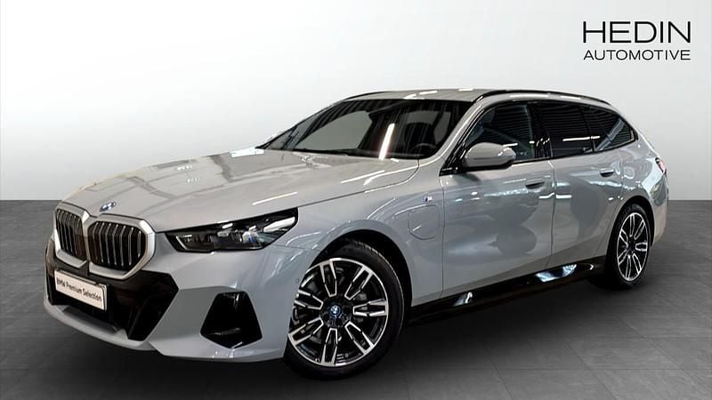 Grå (grey) Begagnad 2025 BMW 530e M Sport Kombi | 648 700 kr (Superpris) - Bild 1/4