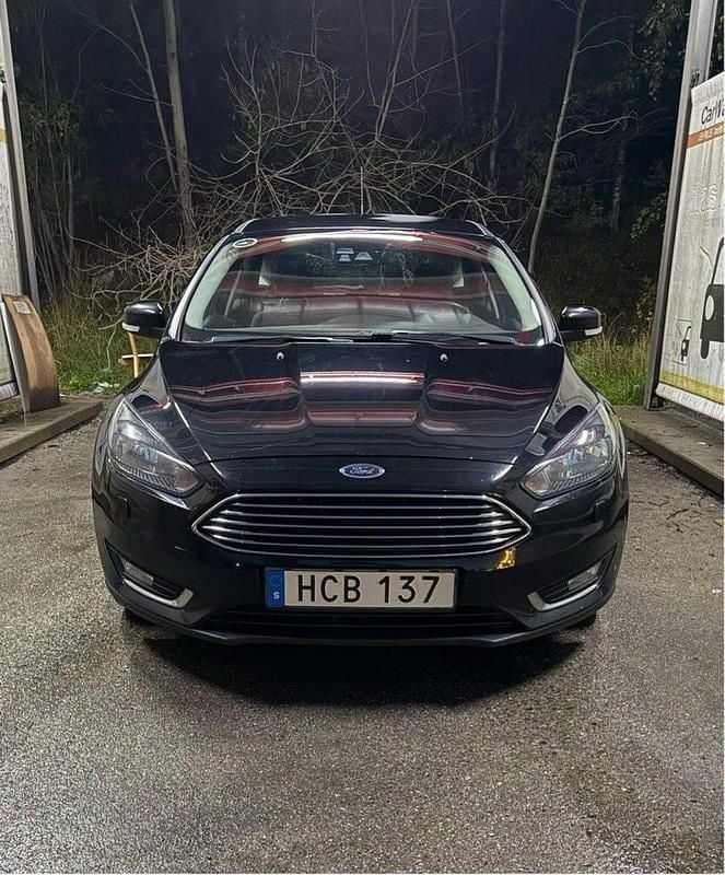 Svart Begagnad 2016 Ford Focus Titanium Halvkombi | 65 000 kr (Marknadspris) - Bild 1/4