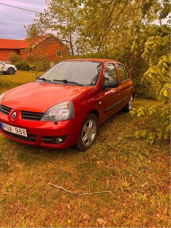 Röd Begagnad 2007 Renault Clio R.S. Halvkombi | 27 000 kr (Dyr) - Bild 1/4