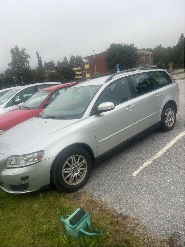Grå Begagnad 2009 Volvo V50 Kinetic Kombi | 25 000 kr (Superpris) - Bild 1/1