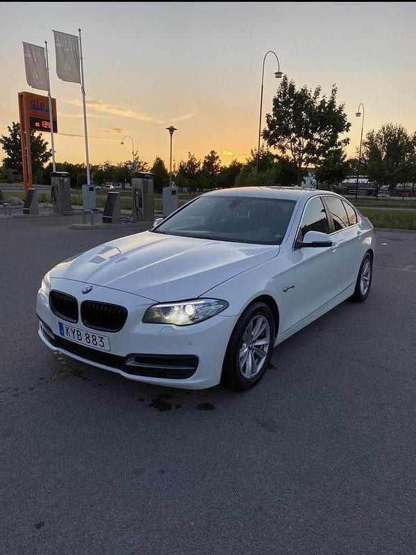 Vit Begagnad 2016 BMW 520 Sedan | 119 999 kr (Bra pris) - Bild 1/4