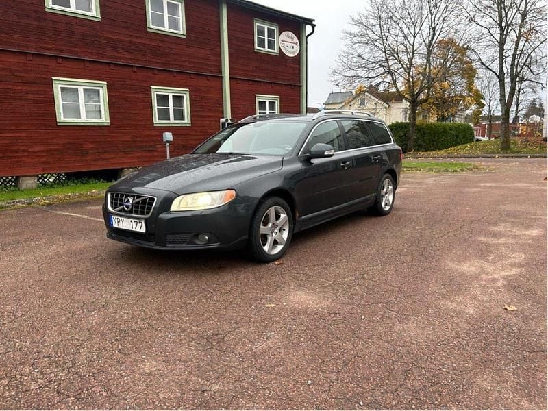 Grå Begagnad 2010 Volvo V70 Summum Kombi | 40 900 kr (Marknadspris) - Bild 1/4