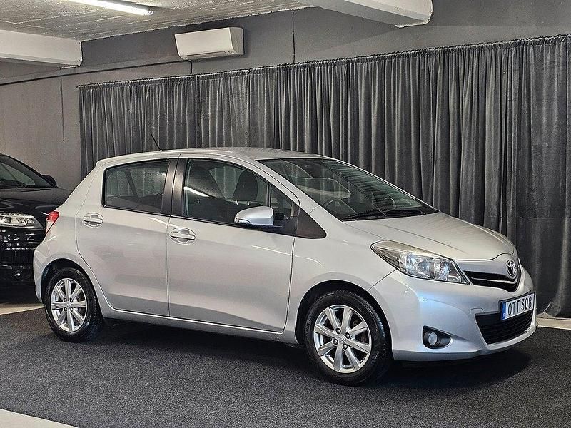 Silver Begagnad 2012 Toyota Yaris Active Halvkombi | 79 900 kr (Lite dyr) - Bild 1/4