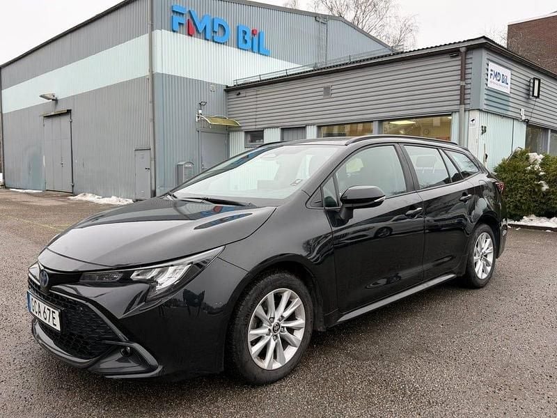 Svart Begagnad 2023 Toyota Corolla Kombi | 189 700 kr (Superpris) - Bild 1/4