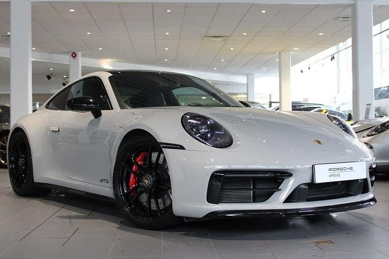 Ljusgrå Begagnad 2023 Porsche 911 Carrera 4 GTS Sportkupé | 1 775 000 kr (Marknadspris) - Bild 1/4