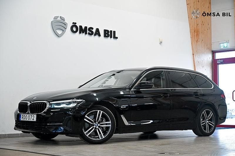 Svart Begagnad 2022 BMW 530e Kombi | 304 800 kr (Superpris) - Bild 1/4