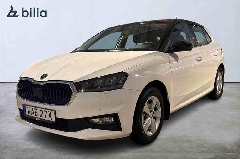 Vit Begagnad 2023 Skoda Fabia Halvkombi | 204 900 kr (Marknadspris) - Bild 1/1