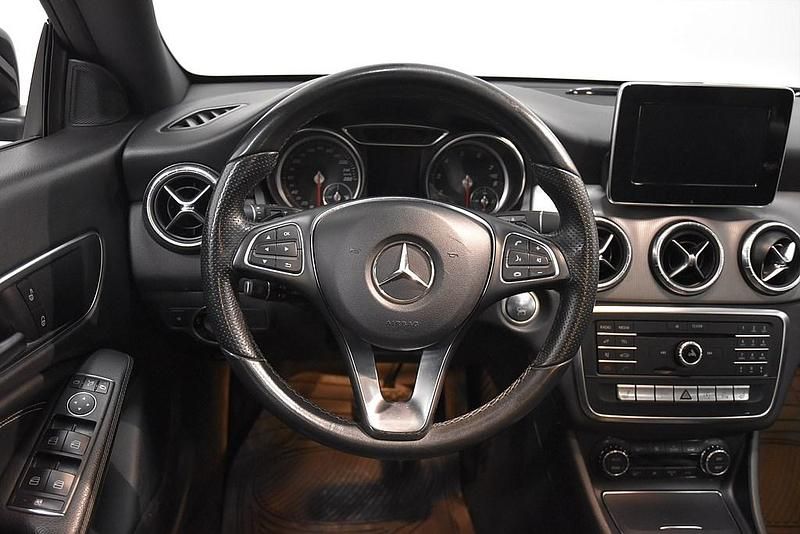 Begagnad Mercedes CLA220 Shooting Brake 184 HK (135 kW) 2017 Svart Kombi