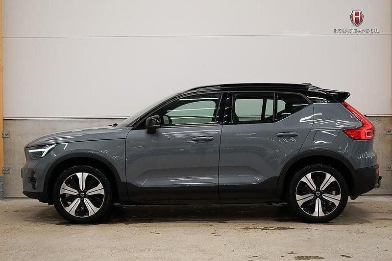 Grå Begagnad 2022 Volvo XC40 Plus SUV | 348 900 kr (Marknadspris) - Bild 1/4