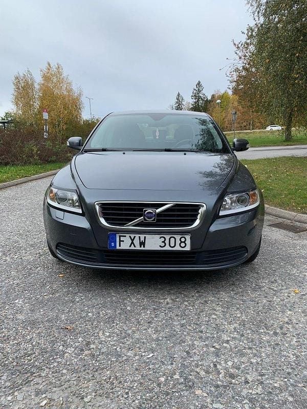 Grå Begagnad 2008 Volvo S40 Kinetic Sedan | 46 999 kr (Marknadspris) - Bild 1/4