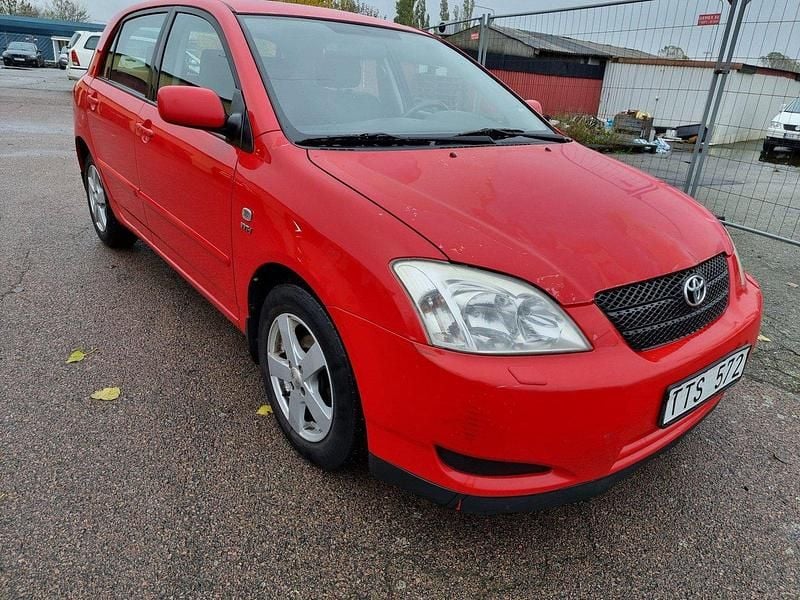 Röd Begagnad 2002 Toyota Corolla Halvkombi | 19 900 kr (Bra pris) - Bild 1/4