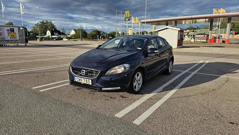 Blå Begagnad 2015 Volvo V40 Kombi | 102 000 kr (Bra pris) - Bild 1/4