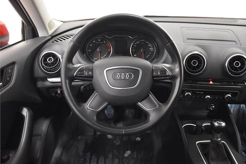 Begagnad Audi A3 Attraction 110 HK (80 kW) 2016 Röd