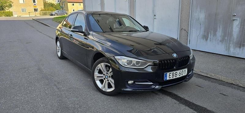 Svart Begagnad 2014 BMW 320 Sport Line Sedan | 130 000 kr (Bra pris) - Bild 1/4
