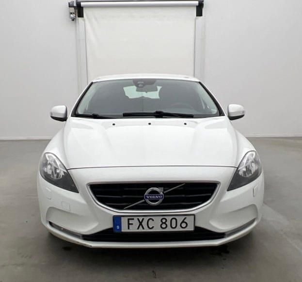 Begagnad 2015 Volvo V40 Halvkombi | 138 900 kr (Marknadspris) - Bild 1/4