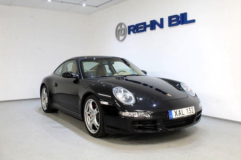 Svart Begagnad 2005 Porsche 911 Carrera S Sport Sportkupé | 599 000 kr (Marknadspris) - Bild 1/3