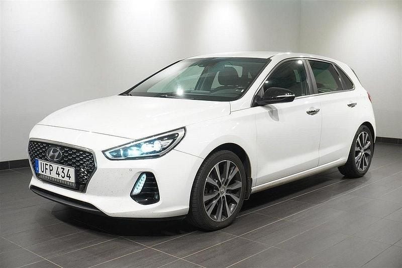 Vit Begagnad 2017 Hyundai i30 Premium Halvkombi | 134 900 kr (Marknadspris) - Bild 1/2