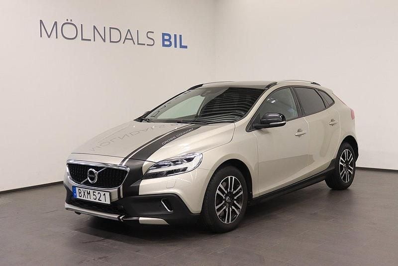 Ljusbrun (brun metallic) Begagnad 2017 Volvo V40 CC Momentum Kombi | 159 900 kr (Marknadspris) - Bild 1/4