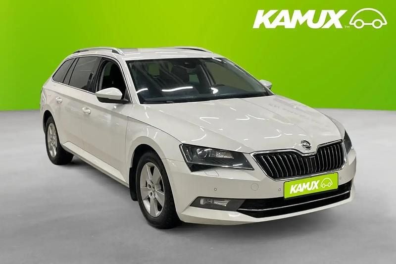 Vit Begagnad 2018 Skoda Superb Business Line Kombi | 179 700 kr (Marknadspris) - Bild 1/4