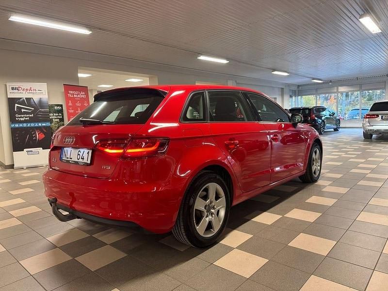 Begagnad Audi A3 Attraction 122 HK (89 kW) 2014 Röd