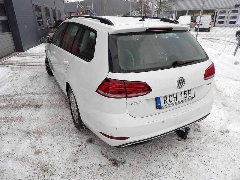 Begagnad VW Golf VIII 131 HK (96 kW) 2019 Vit Kombi