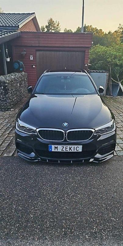 Svart Begagnad 2019 BMW 520 M Sport Kombi | 328 900 kr (Lite dyr) - Bild 1/4