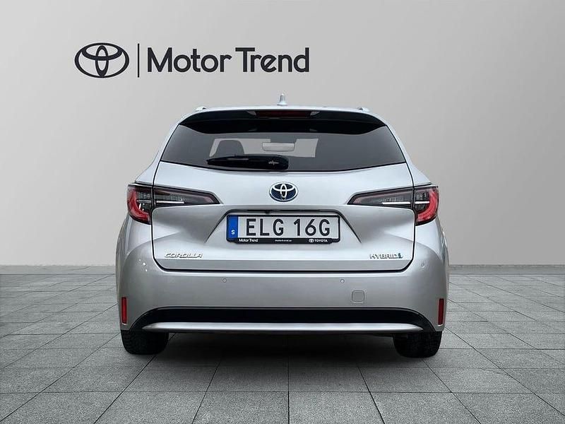 Begagnad Toyota Corolla Style 124 HK (91 kW) 2020 Silver Kombi