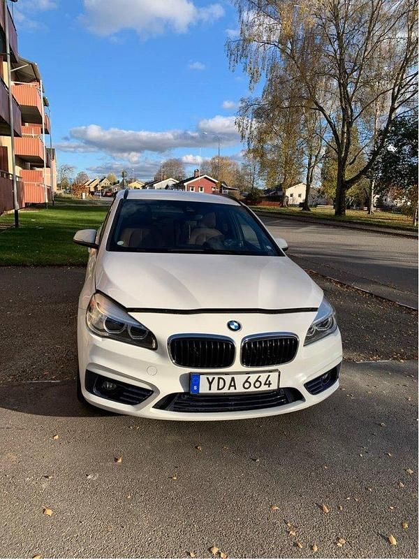Vit Begagnad 2016 BMW 225 Active Tourer Sport Line Minibuss | 168 000 kr (Lite dyr) - Bild 1/4