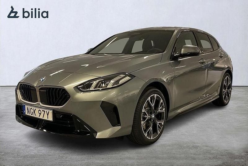 Grå Begagnad 2026 BMW 120 M Sport Halvkombi | 409 900 kr - Bild 1/4