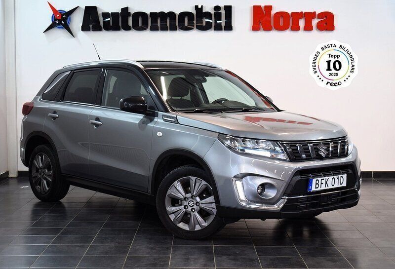 Grå (grå svart metallic) Begagnad 2021 Suzuki Vitara SUV | 204 900 kr (Marknadspris) - Bild 1/3