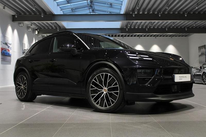 Svart Ny 2025 Porsche Macan 4 Electric SUV | 925 000 kr - Bild 1/4