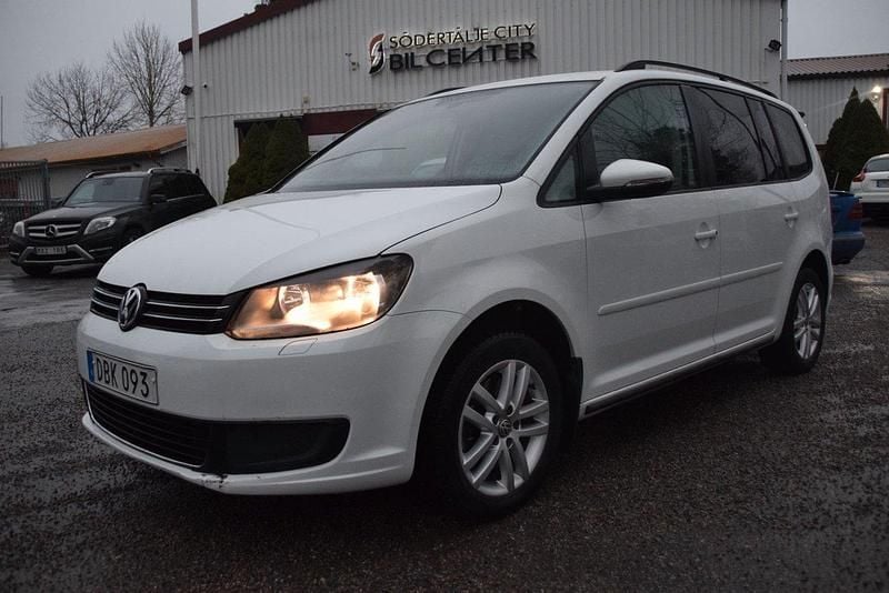 Vit Begagnad 2014 VW Touran Minibuss | 104 900 kr (Marknadspris) - Bild 1/4