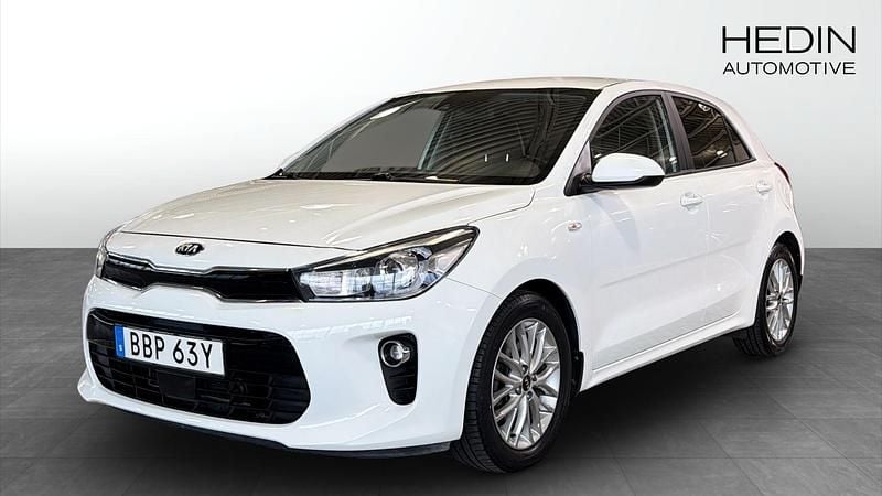 Vit (white) Begagnad 2020 Kia Rio Halvkombi | 169 900 kr (Marknadspris) - Bild 1/4
