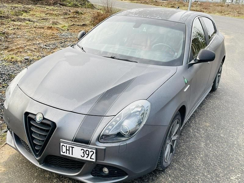 Grå Begagnad 2012 Alfa Romeo Giulietta Halvkombi | 49 000 kr - Bild 1/4
