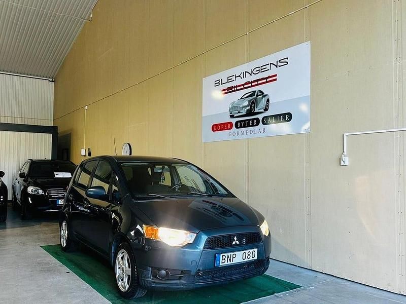 Grå Begagnad 2009 Mitsubishi Colt Halvkombi | 34 900 kr (Marknadspris) - Bild 1/4