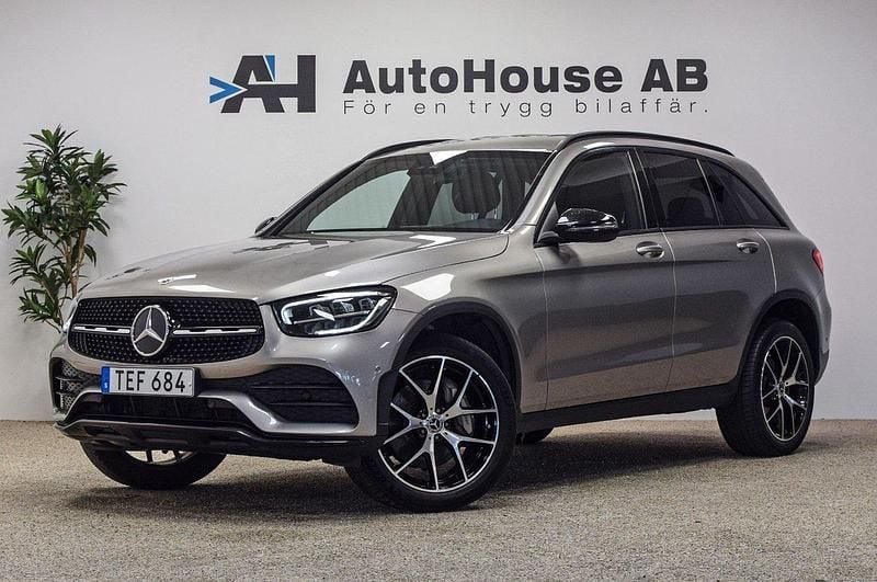 Silver Begagnad 2022 Mercedes GLC300e AMG SUV | 419 000 kr (Marknadspris) - Bild 1/4