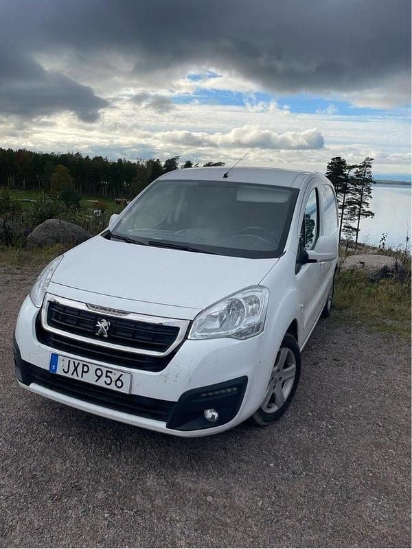 Vit Begagnad 2015 Peugeot Partner Minibuss | 59 900 kr (Bra pris) - Bild 1/4