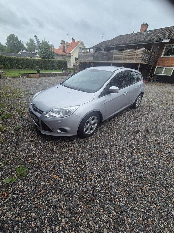 Grå Begagnad 2013 Ford Focus Trend Halvkombi | 36 000 kr (Bra pris) - Bild 1/3