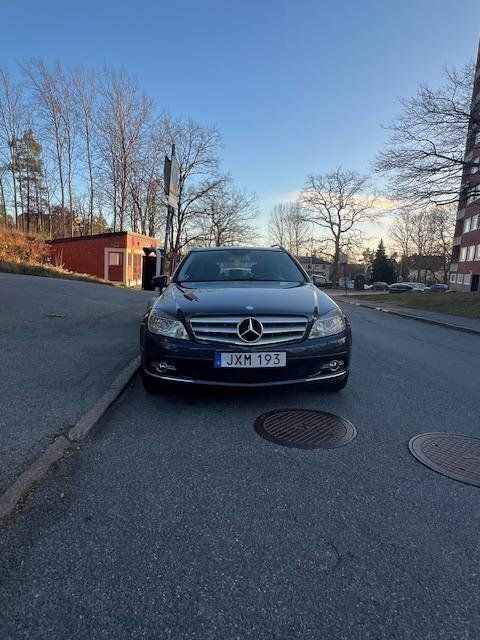 Grå Begagnad 2010 Mercedes C180 Kombi | 65 000 kr (Bra pris) - Bild 1/4