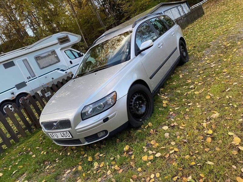 Grå Begagnad 2006 Volvo V50 Kinetic Kombi | 46 000 kr (Marknadspris) - Bild 1/4