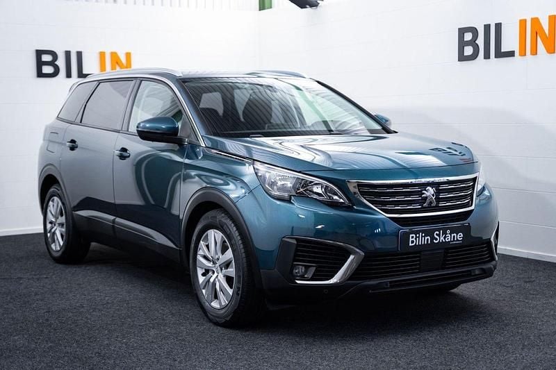 Mörkblå Begagnad 2017 Peugeot 5008 Minibuss | 214 900 kr (Marknadspris) - Bild 1/4