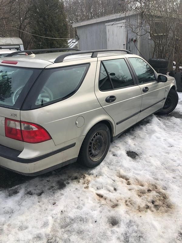 Begagnad Saab 9-5 185 HK (136 kW) 2005 Silvermetallicgren/yellow Kombi