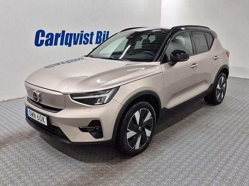 Ljusgrå (bright dusk metallic) Begagnad 2024 Volvo XC40 SUV | 439 000 kr (Superpris) - Bild 1/4