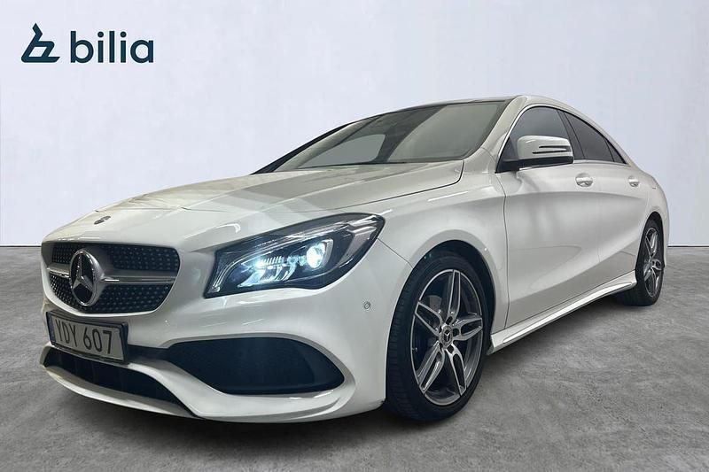 Vit Begagnad 2018 Mercedes CLA200 AMG Sportkupé | 249 900 kr (Marknadspris) - Bild 1/4