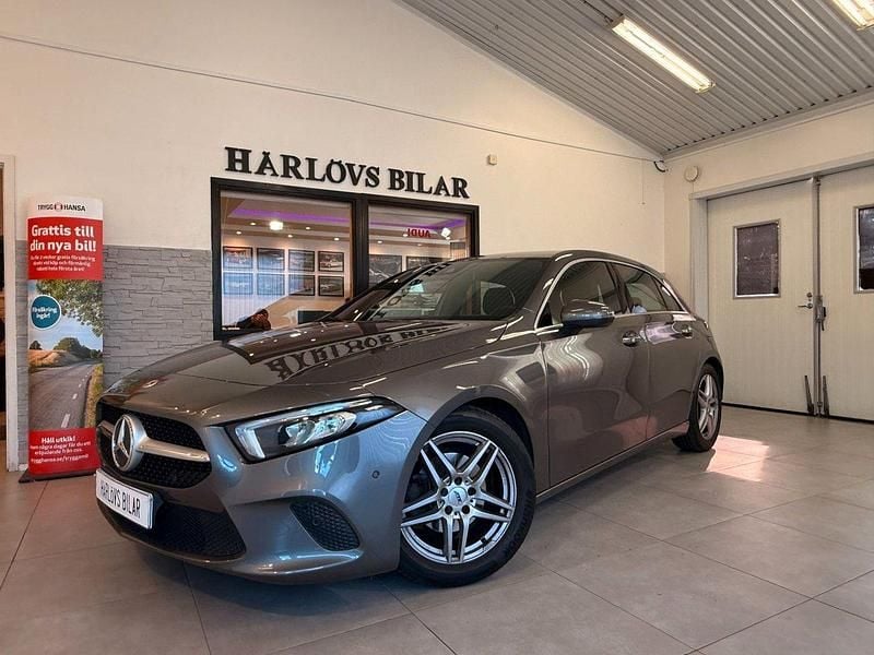 Mörkgrå (grå) Begagnad 2019 Mercedes A180 Halvkombi | 219 900 kr (Bra pris) - Bild 1/4