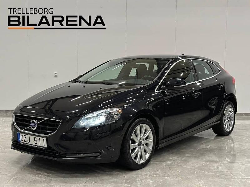 Svart Begagnad 2012 Volvo V40 Momentum Halvkombi | 104 900 kr (Marknadspris) - Bild 1/4
