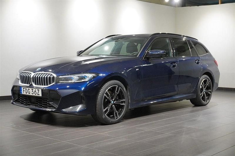 Blå Begagnad 2024 BMW 330e M Sport Kombi | 549 900 kr (Dyr) - Bild 1/1