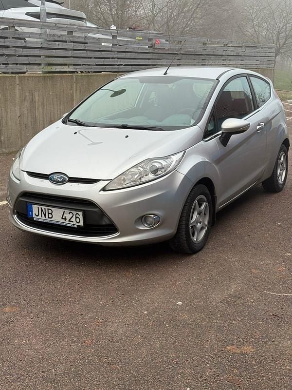 Begagnad Ford Fiesta 82 HK (60 kW) 2009 Gray metallic Halvkombi